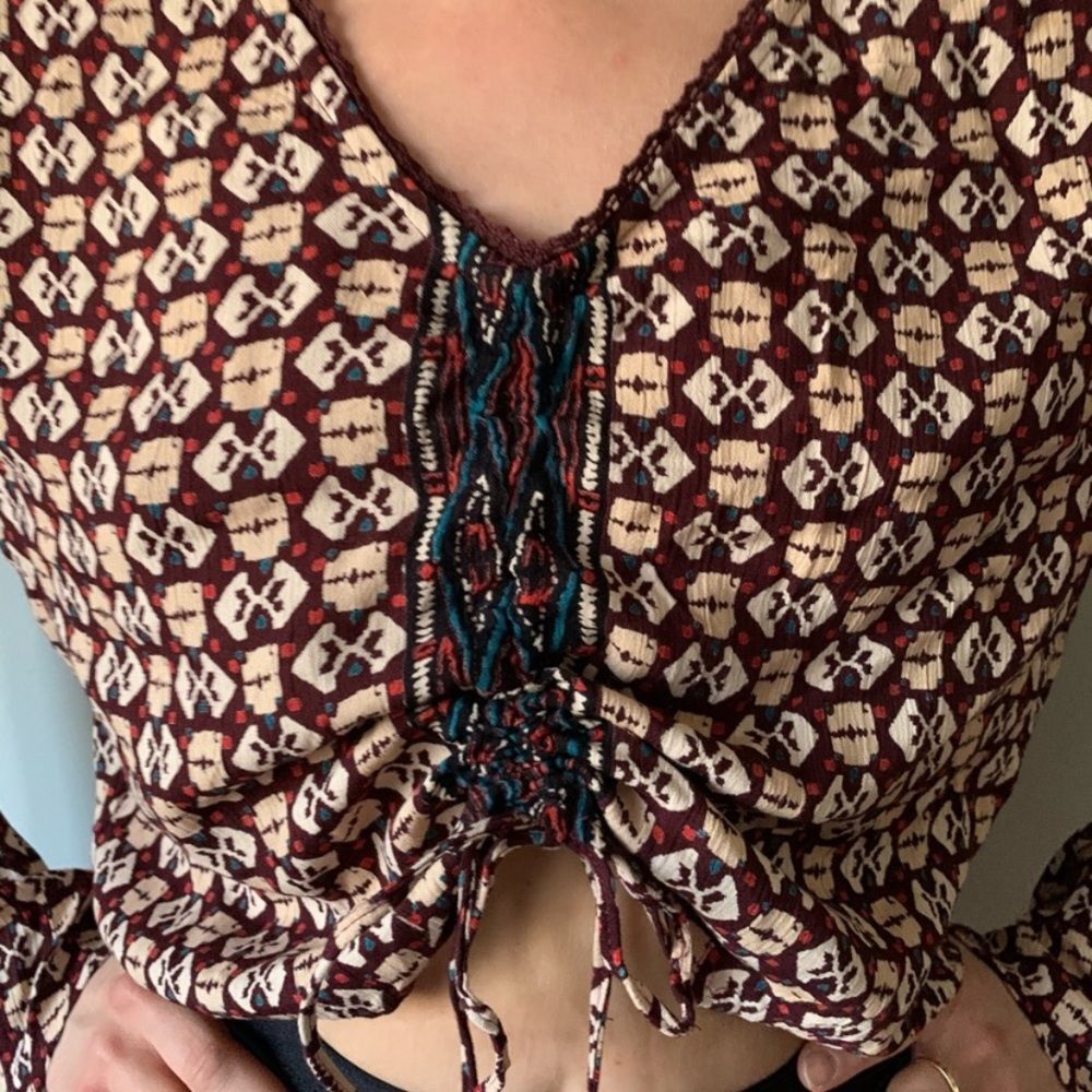 Angie Boho Bell Sleeve V-Neck Geometric Ruched Blouse Maroon & Cream Size S/M - Picture 5 of 7